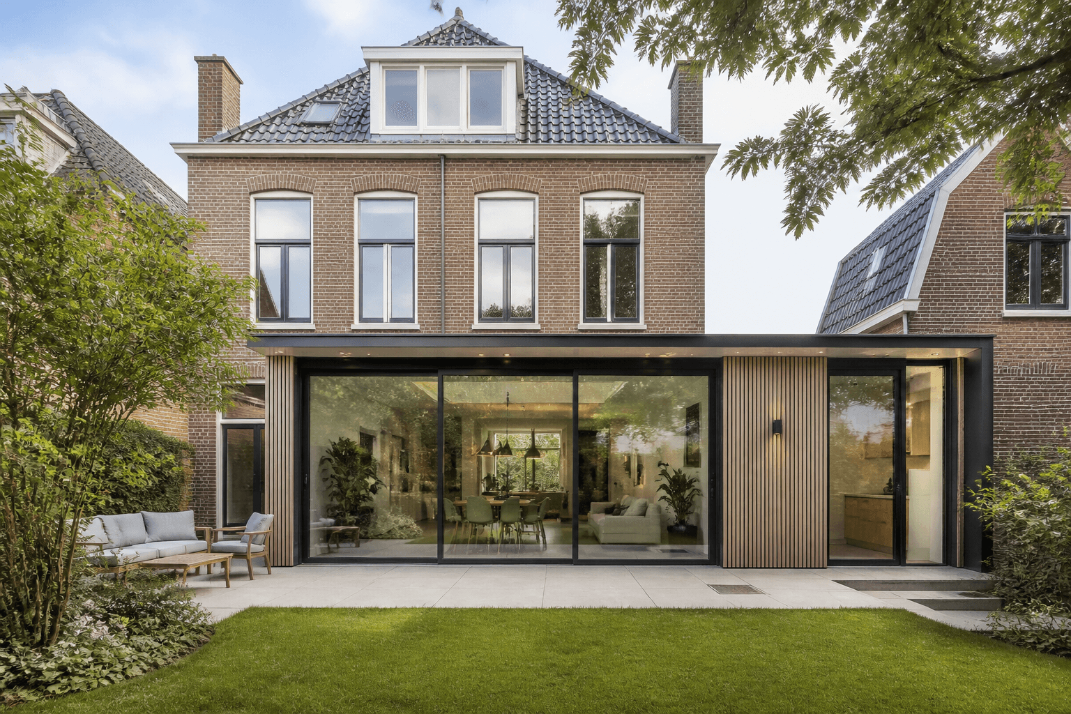 Achtergevel met nieuwe aanbouw na oplevering