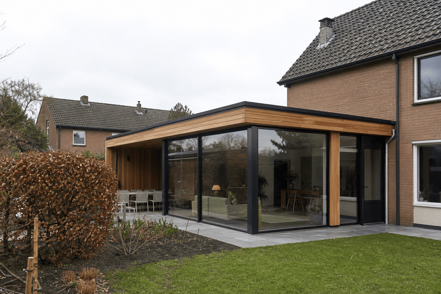 Moderne aanbouw met grote ramen in Warnsveld